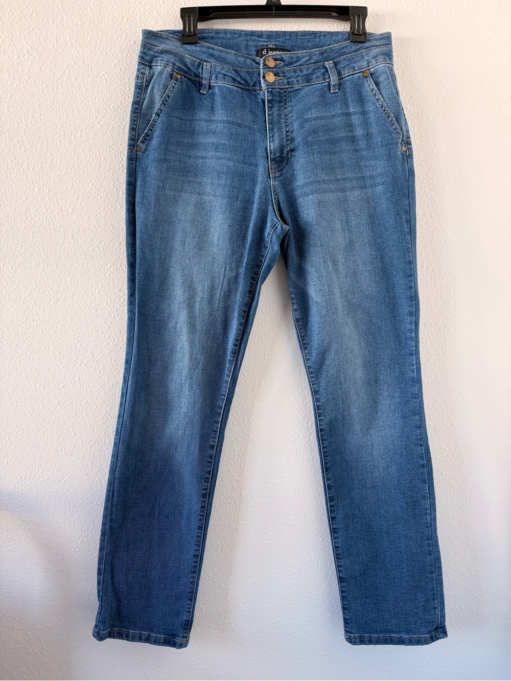 d. jeans Women's Straight Leg Jeans in Classic Blue Wash